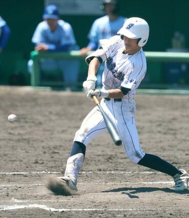 加茂暁星－新潟産大付　４回新潟産大付２死一、三塁　五十嵐一弥が適時打を放ち３点目＝長岡市悠久山球場