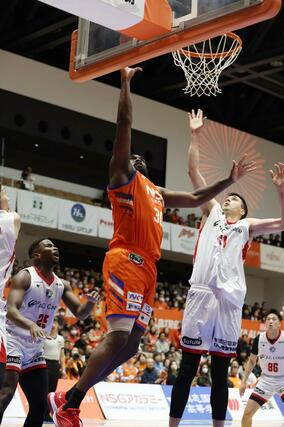 第2クオーター、シュートを決めるイバン・ラベネル