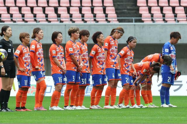 試合終了後、肩を落とす新潟Lの選手ら=デンカビッグスワン