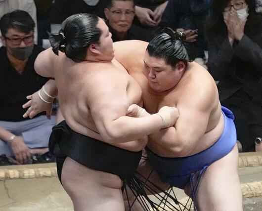 
琴桜（手前）を寄り切る大の里。横綱昇進を確実にする優勝を決めた＝両国国技館
