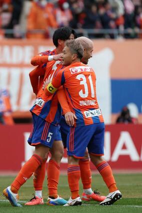 新潟-東京V 後半、DF舞行龍ジェームズ(中央)がCKのこぼれ球を押し込み2-1=ビッグスワン