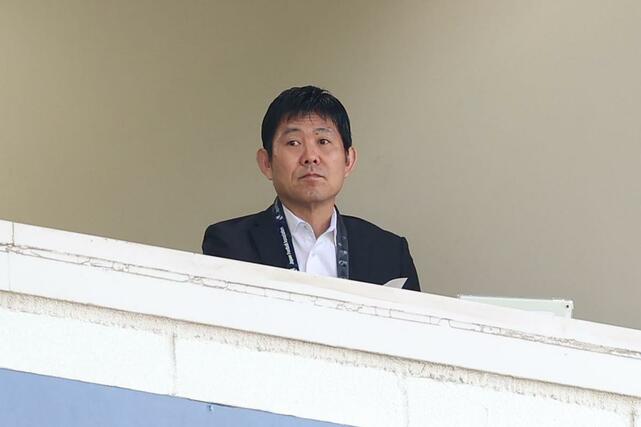 スタンドから試合を視察する日本代表の森保一監督=三協フロンテア