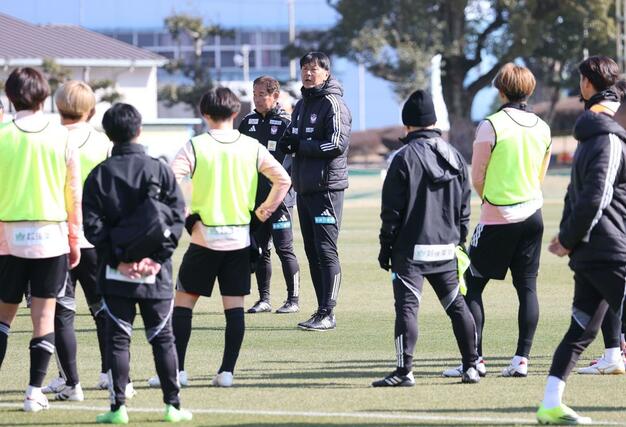 選手に語りかける船越優蔵監督＝宮崎県都城市