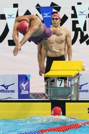 成年男子Ａ４×１００メートルメドレーリレー　第２泳者・山中祥輝（東亞）から第３泳者・水沼尚輝（新潟医福大職）にリレー＝滋賀県草津市