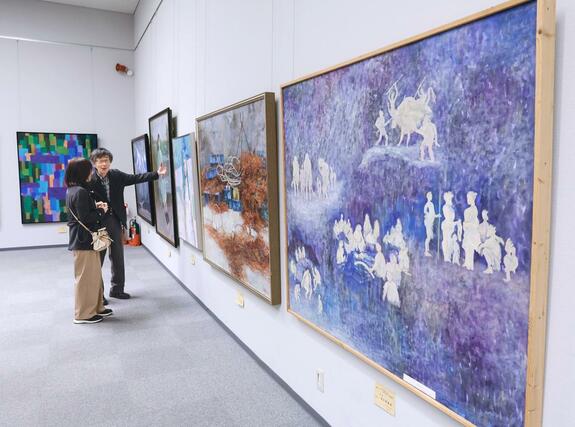 前期展が開幕した芸展＝県民会館