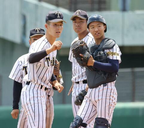 都市大塩尻－帝京長岡　９回裏２死一、二塁となりマウンドに集まる有馬（右）、茨木（右から２人目）ら帝京長岡の選手たち＝富山市民球場