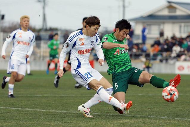 後半、ゴールを狙うFW太田修介=プラスタ