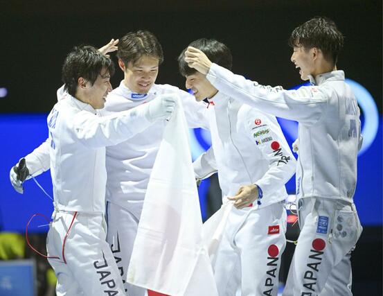 男子エペ団体決勝でハンガリーを破って初優勝を果たし、喜ぶ加納（左端）ら日本チーム＝トビリシ（共同）