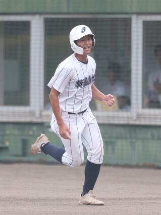 新発田中央－新潟産大付　１回新潟産大付１死三塁、仙海駿の内野ゴロ間に３走宮活宏が生還し、１－０。ガッツポーズする宮＝新発田市五十公野運動公園野球場