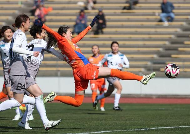 新潟L-ちふれ埼玉 後半3分、FKをMF川村優理が合わせ、1-0=新潟市陸上競技場(写真映像部・大橋奎介)