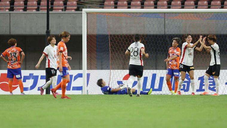 新潟Ｌ－三菱重工浦和　後半、４点目を決められ悔しがる新潟Ｌの選手＝デンカビッグスワン