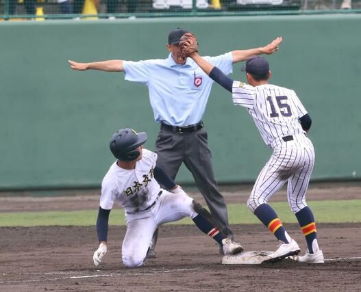 帝京長岡－日本文理　５回裏、日本文理１死二塁、齋藤開道の中飛でタッチアップした二走の本田愁聖（左）＝長岡市悠久山