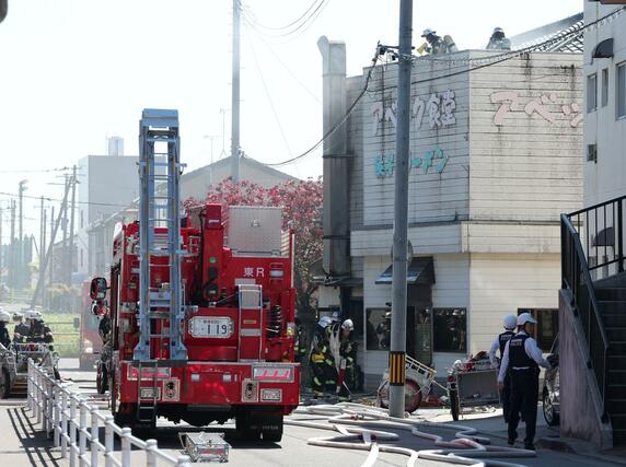 飲食店を焼いた火災現場＝１０日午前９時前、新潟市中央区日の出１