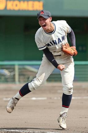 ６回、ピンチを迎えるも無失点で切り抜け大声で叫ぶ新潟南の先発石井義人＝三条市パールスタ