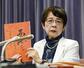 文集「茜雲そのあとに」を手にする「8・12連絡会」事務局長の美谷島邦子さん=7月、国土交通省