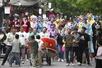 　労働節に伴う大型連休中、大勢の人でにぎわう中国河南省鶴壁市の観光地＝昨年５月（共同）