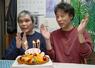 「自立とは自分独りで立つことではない」と考える大坪寧樹(右)。尾野一矢の誕生日を共に祝った=2026年3月、神奈川県座間市