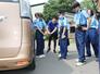 交通事故の捜査を体験する中学生ら＝新潟市西区小新西２