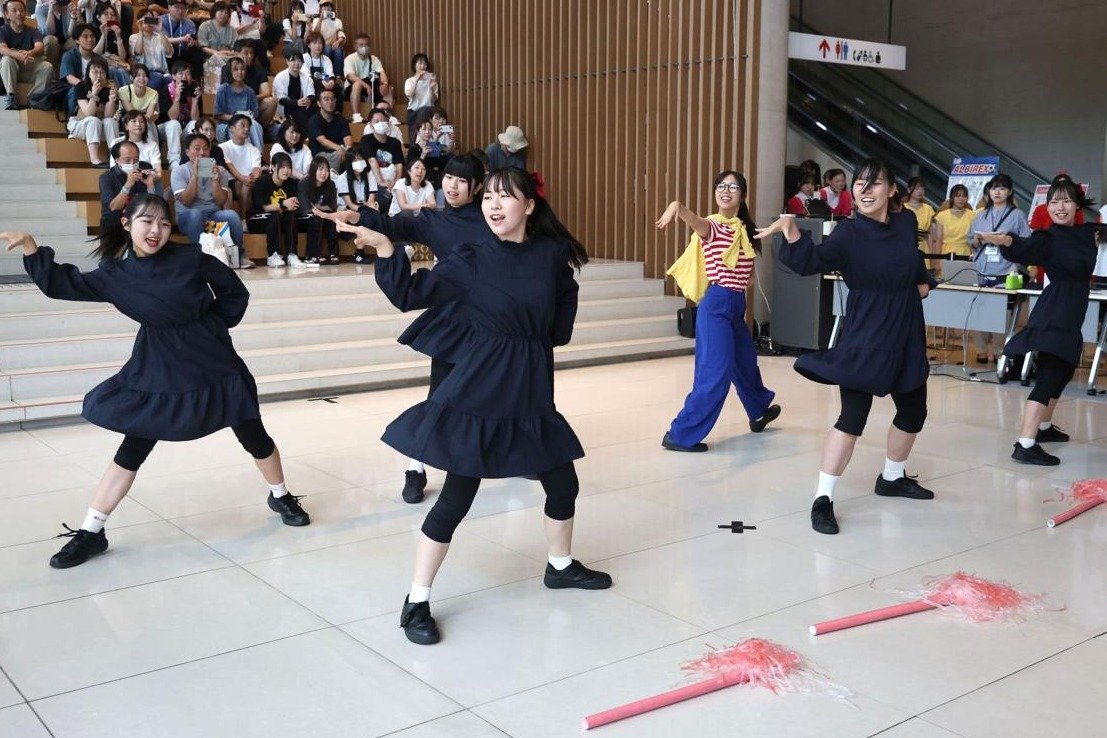 若さあふれる高校生たちが元気なダンスを披露 新潟市万代地区で