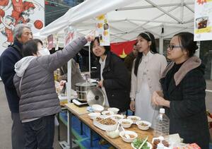 親子連れやカップルがベトナムの食や文化を満喫した「ベトナムフェス」=11月23日、長岡市大手通1