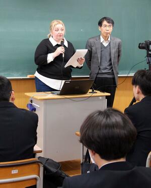 ウクライナの現状を語るイリナ・シェフチェンコさん（左）＝上越市寺町３