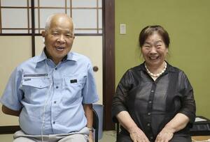 　医療保護入院させられた経緯を語る江口実さん（左）と妻の富子さん＝２０２５年７月、富山市