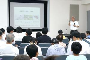 佐渡の固有種などについて講演した浅島誠東京大名誉教授=佐渡市中原