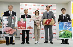 JA全農県本部から県産農畜産品を贈られた石川佳純さん(中央)=5月24日、新潟市西区