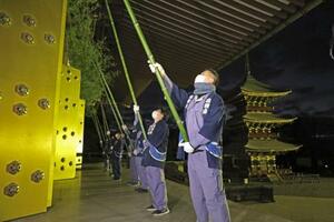 　成田山新勝寺で行われた師走恒例のすす払い＝１３日午前、千葉県成田市