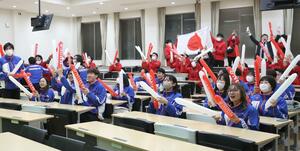 水沼尚輝選手の代表決定を喜ぶ新潟医療福祉大水泳部の選手ら=3月24日、新潟市北区