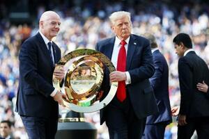 サッカーのクラブワールドカップ決勝でトロフィーを持つトランプ米大統領(右)とFIFAのインファンティノ会長=13日、米東部ニュージャージー州(ゲッティ=共同)
