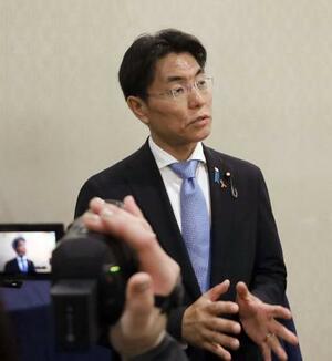 記者団の取材に応じる石橋林太郎衆院議員=12日午後、広島市中区