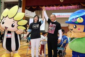 ボクシング応援イベントで対決した本村賢太郎相模原市長(右)と佐藤弥斗座間市長=26日、相模原市
