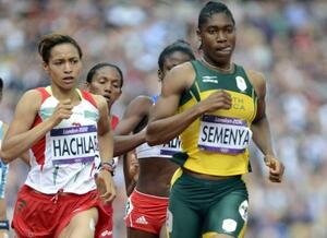 2012年8月、ロンドン五輪の女子800メートル予選で走るキャスター・セメンヤ(右)=ロンドン五輪スタジアム(共同)