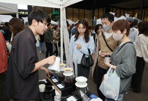 こだわりのコーヒーを味わった「ニイガタコーヒーフェスティバル」=5月25日、長岡市大手通1