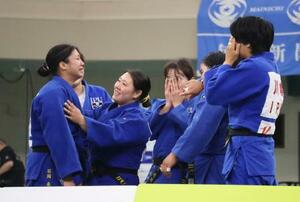 全日本学生優勝大会女子1部で優勝し、喜ぶ環太平洋大の選手=日本武道館