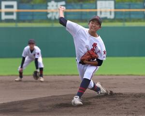 佐渡-県央工 力投する県央工の先発村井紳真=柏崎市佐藤池