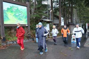 春日山神社の周辺で走り初めをする人々=1月1日、上越市