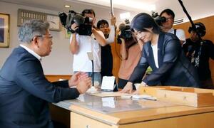 回答書を中島弘道議長(左)に提出する、静岡県伊東市の田久保真紀市長=8日午後、伊東市役所
