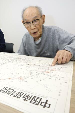 所属した部隊の動きを説明する倉島熊治さん。「地図を見ると自然と思い出す」と語る=新潟市中央区