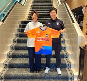 新潟Lの新ユニホームを手にするDF有吉佐織(左)=新潟L提供