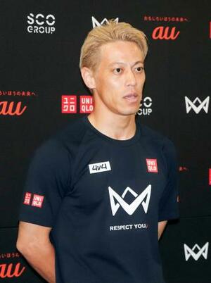 取材に応じ、長友佑都への期待を語る本田圭佑=17日、川崎市