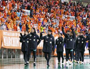 今季最終戦を勝利で飾り、サポーターへ手を振る新潟の選手ら。来季はさらなる高みを目指す=12月3日、ビッグスワン