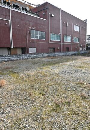 駅北子育て支援複合施設の予定地(手前)と解体工事の入札不調が続くビル=糸魚川市大町2