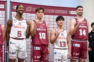 　バスケットボールＢリーグ１部の川崎に新加入したリスティッチ（右端）＝２４日、川崎市