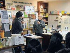 新潟市中央区の北書店で開かれた谷川俊太郎さんのトークショー。飾らない語り口で、来場者を魅了した=2012年1月