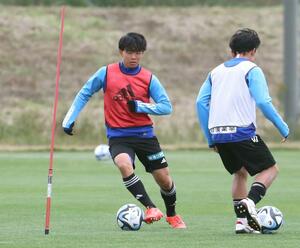今季残り2試合を全勝で締めようと、意気込むMF藤原奏哉(左)=聖籠町