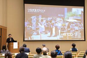 企業によるまちづくりの事例が紹介された講演会＝２１日、新潟市中央区水道町１