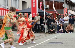 多彩な伝統芸能が披露された羽茂まつり=6月15日、佐渡市羽茂本郷