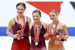 フィギュアスケートNHK杯の女子で優勝した坂本花織。左は2位のソフィア・サモデルキナ、右は3位のルナ・ヘンドリックス=8日、大阪府門真市